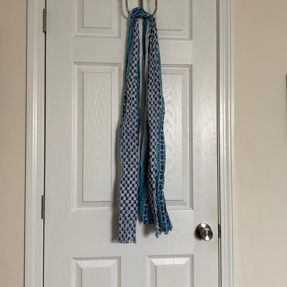 Simple, patterned scarf. Easy to wear.